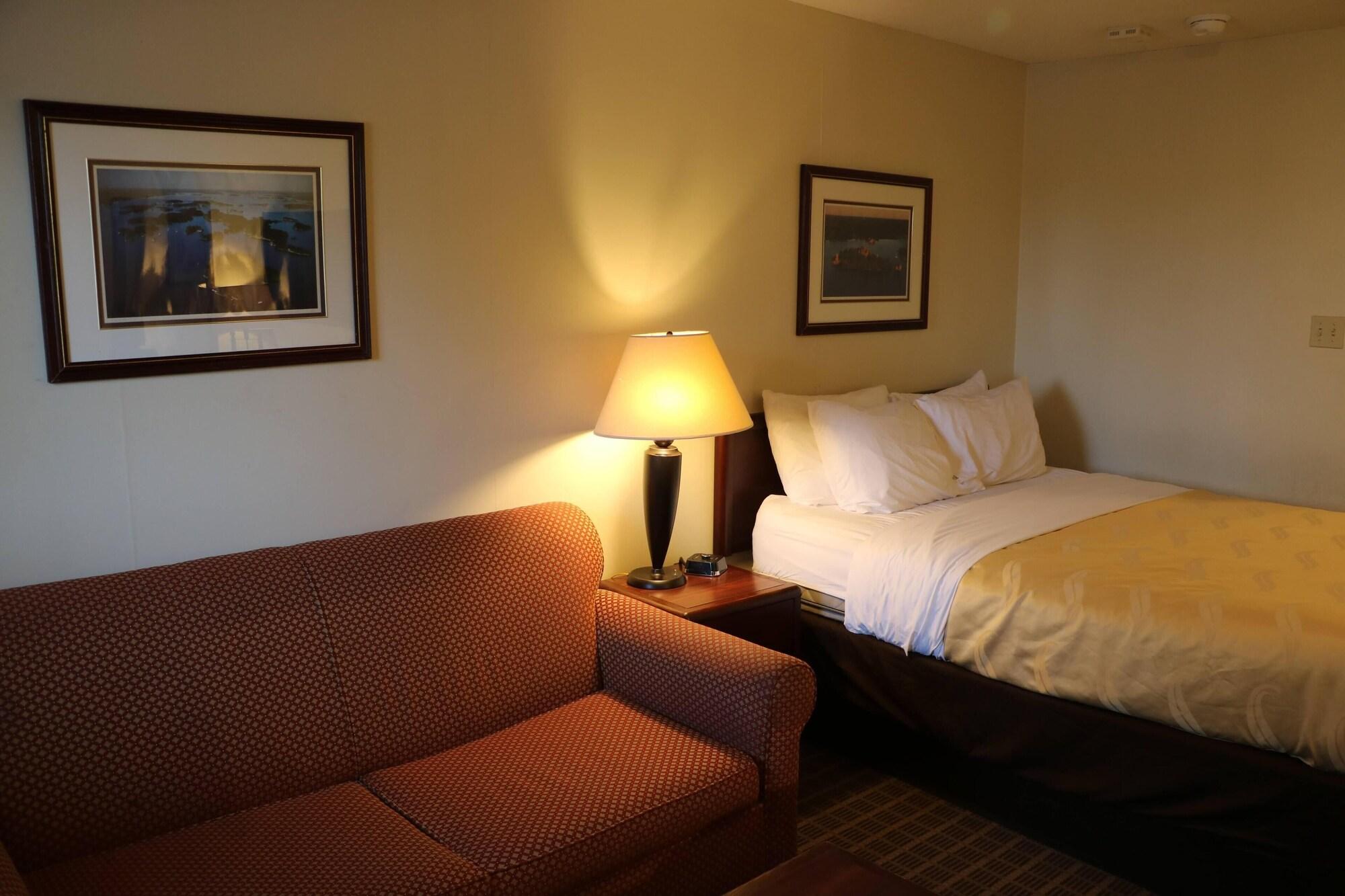 Quality Inn & Suites 1000 Islands Gananoque Eksteriør bilde